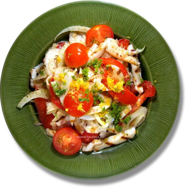 Салат с помидорами, фенхелем и кальмаром